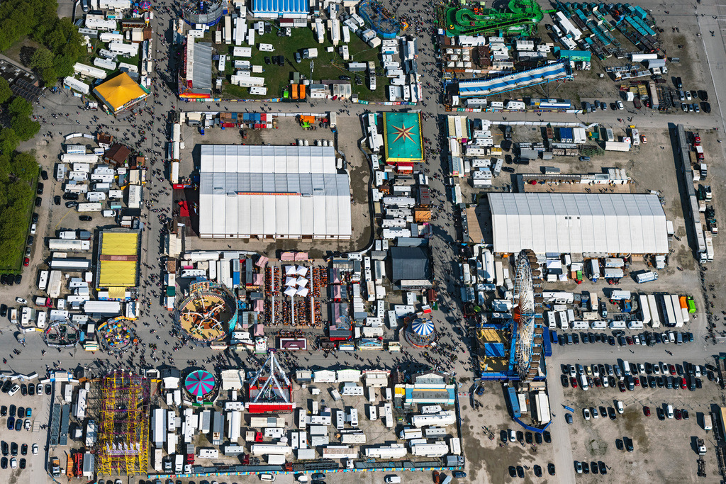 dr__0095902.jpg | MüNCHEN 28.04.2022 Kirmes - und Rummel- Veranstaltungsgelände beim Volksfest " Frühlingsfest " an der Straße Bavariaring in München im Bundesland Bayern, Deutschland. // Fair - event location at festival " Fruehlingsfest " in Munich in the state Bavaria, Germany. Foto: Daniel Reiter
