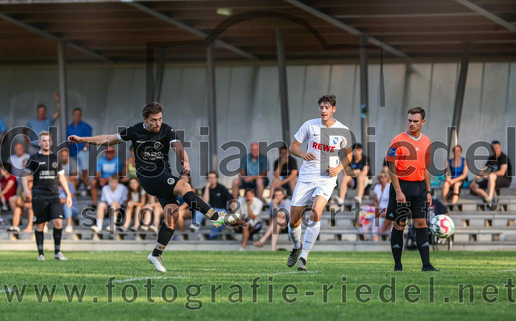 2023-07-18_059_FC_Herzogstadt_gegen_FC_Eitting | Erding, Deutschland, 18.07.2023:
Fußball, TOTO Pokal 2023 / 2024, 1. Spieltag, FC Herzogstadt gegen FC Eitting, Endergebnis: 2:4 n.E.

Michael Fitzpatrick (FC Herzogstadt, #7), Johannes Lenz (FC Eitting, #3), Schiedsrichter Julian Neumann

Foto: Christian Riedel / fotografie-riedel.net