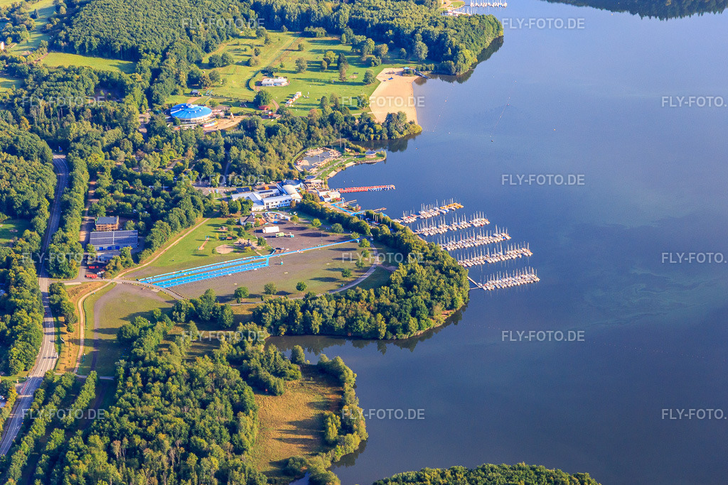 Steganlage am Bostalsee der SALT-Segelschule http://www.salt-segelschule.de/ | Luftbild: Steganlage am Bostalsee der SALT-Segelschule http://www.salt-segelschule.de/ im Ortsteil Bosen in Nohfelden im Bundesland Saarland in Deutschland. Foto: IMG_149695.jpg vom 06.09.2025 durch Werner Riehm/FLY-FOTO.de - Realisiert mit Pictrs.com