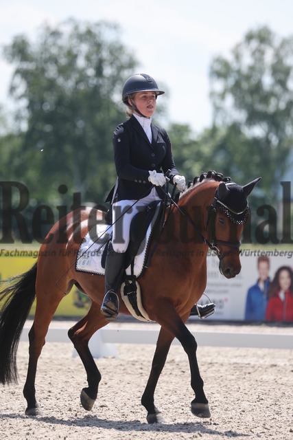 Rot am See_2024_Prfg.Nr.21_Qual.BCH_und_LCH_5-jähr.Ponys_Stella Zimmermann_Duchess Darcy (8) | Alle Fotos der Reiterjournal Fotografin Doris Matthaes im Reiterjournal Online-Fotoshop. - Realisiert mit Pictrs.com