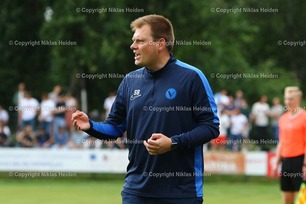 NH_Altona93_SCVictoriaHamburg_OberligaHamburg_10082024 | Sascha Bernhardt (Trainer, SC Victoria Hamburg)Fußball I Herren I Gamesright Oberliga Hamburg I Saison 2024-2025 I 2. Spieltag I Altona 93 - SC Victoria Hamburg I 10.08..2024 I Adolf-Jäger-Kampfbahn