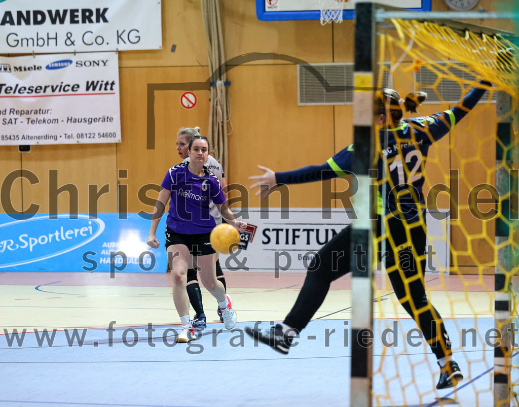 2022-11-12_038_SpVgg_Altenerding_II_gegen_SC_Kirchdorf | Erding, Deutschland, 12.11.2022:
Handball, Bezirksliga Frauen Altbayern 2022 / 2023, 5. Spieltag, SpVgg Altenerding II gegen SC Kirchdorf, Endergebnis: 24:19

Susanne Bichlmeier (SC Kirchdorf, #2), Carina Ziegltrum (SpVgg Altenerding, #6), Julia Sponsel (SC Kirchdorf, #12)

Foto: Christian Riedel / fotografie-riedel.net