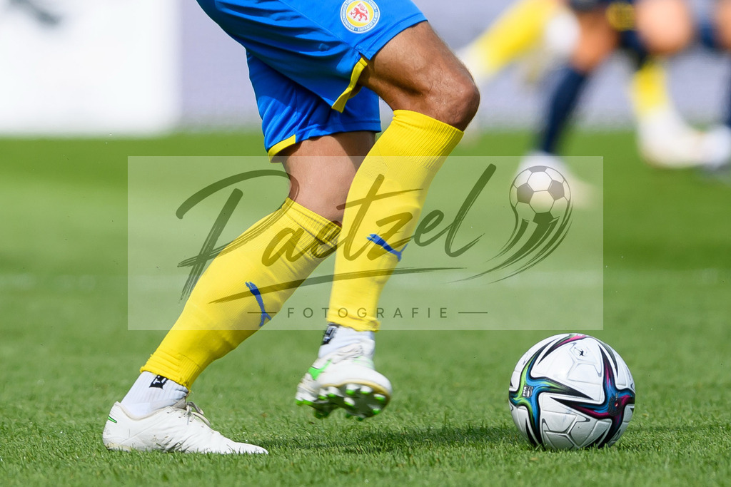 EBSTSV20210828_106 | Fussball, Herren: . Ball am Fuss beim Spiel der 3. Liga zwischen Eintracht Braunschweig und TSV 1860 Muenchen im Eintracht-Stadion am 28.08.2021 in Braunschweig, Deutschland.DFB / DFL REGULATIONS PROHIBIT ANY USE OF PHOTOGRAPHS AS IMAGE SEQUENCES AND/OR QUASI-VIDEO. - Realisiert mit Pictrs.com