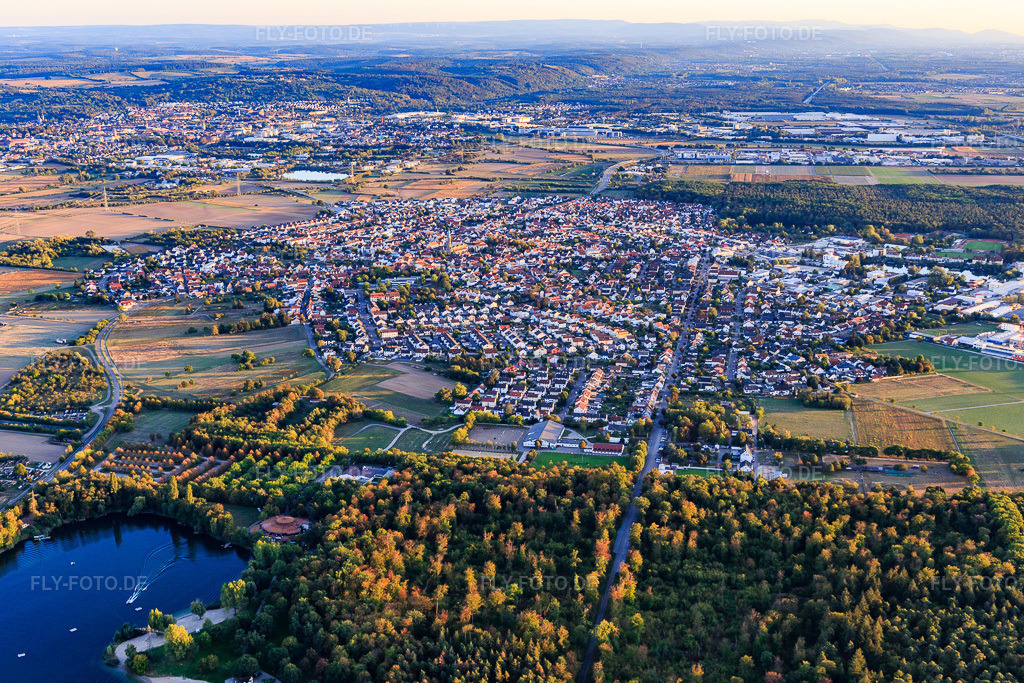 Luftbild: Kronauer Allee von Norden in Forst im Bundesland Baden-Württemberg in Deutschland. Foto: IMG_111587.jpg vom 09.09.2018 durch Werner Riehm/FLY-FOTO.de