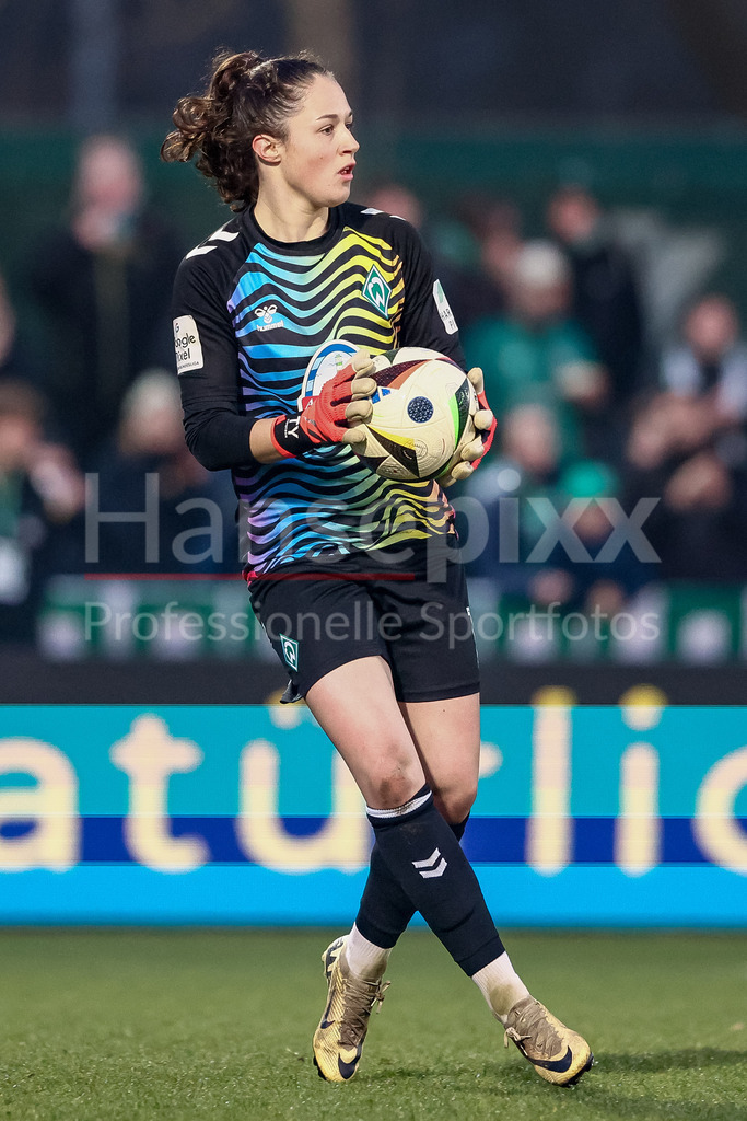 Fussball, Google Pixel Frauen-Bundesliga, SV Werder Bremen - TSG 1899 Hoffenheim | v.li.: Livia Peng (Torhüterin, Torwart, SV Werder Bremen, 1) am Ball, Freisteller, Einzelbild, Ganzkörper, Aktion, Action, Spielszene, DIE DFB-RICHTLINIEN UNTERSAGEN JEGLICHE NUTZUNG VON FOTOS ALS SEQUENZBILDER UND/ODER VIDEOÄHNLICHE FOTOSTRECKEN. DFB REGULATIONS PROHIBIT ANY USE OF PHOTOGRAPHS AS IMAGE SEQUENCES AND/OR QUASI-VIDEO.