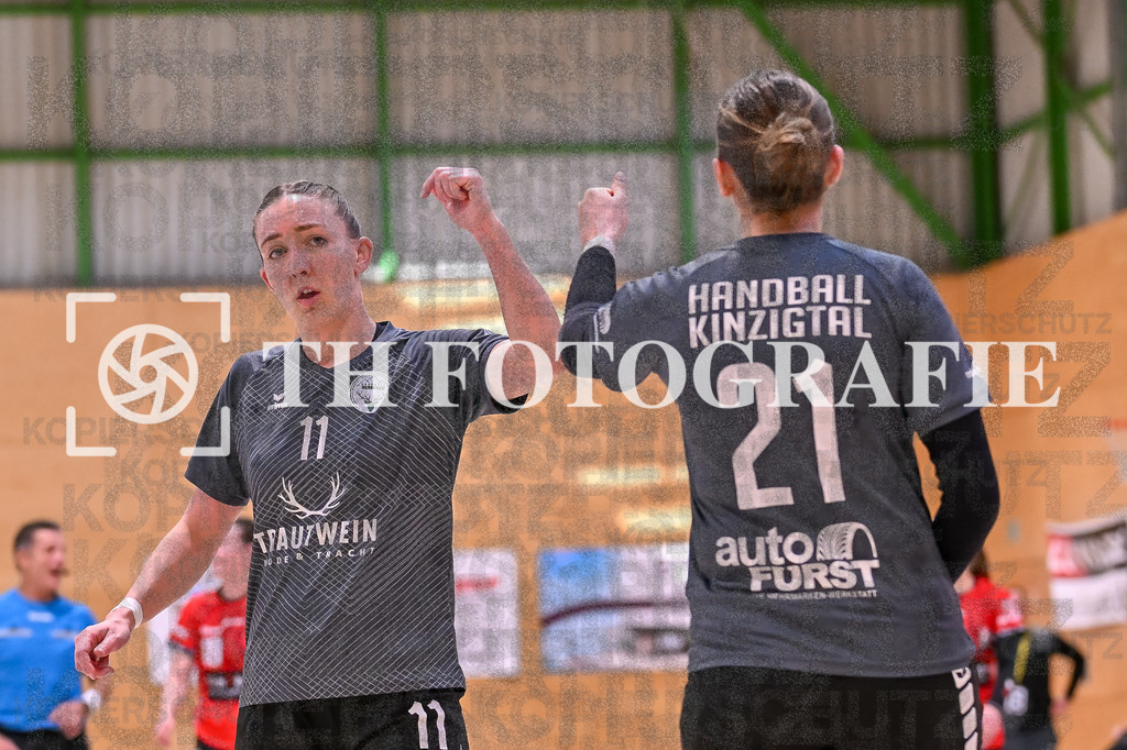GER, SG Maulburg/Steinen - HB Kinzigtal, Handball, Suedbadenliga, 22. Spieltag, Saison 2023/2024, 27.04.2024 | Carina Schmid (HB Kinzigtal, #11), Vanessa Haas (HB Kinzigtal, #21)

GER, SG Maulburg/Steinen - HB Kinzigtal, Handball, Suedbadenliga, 22. Spieltag, Saison 2023/2024, 27.04.2024

Foto: TH Fotografie/Thomas Hess