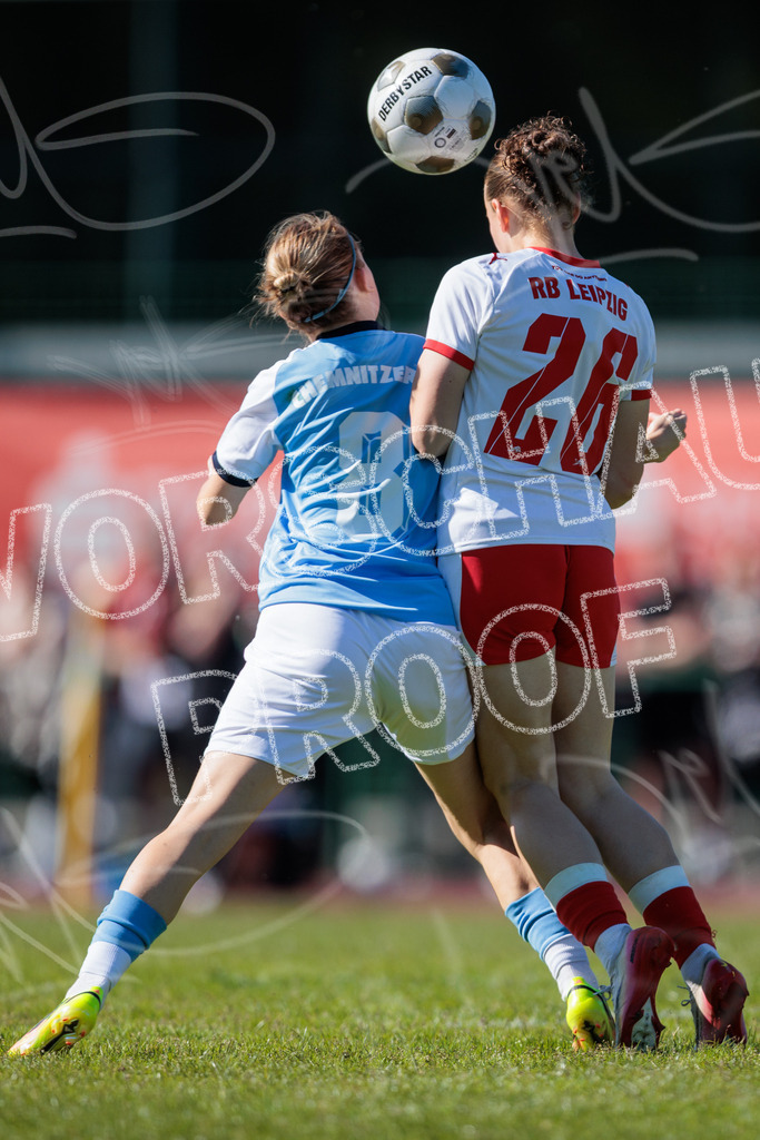 Gipfeltreffen der Frauen: Finale um den Sachsenlotto Landespokal 2026 | Am 1. Mai 2026 trafen im Endspiel des Sachsenlotto Landespokals die Frauen des Chemnitzer FC und die zweite Mannschaft von RasenBallsport Leipzig aufeinander. Vor stimmungsvoller Kulisse kämpften beide Teams ab 15:00 Uhr um die begehrte Trophäe des sächsischen Fußballs. Diese Galerie zeigt die Highlights, packende Zweikämpfe und die emotionalsten Momente des Finaltags. - Realisiert mit Pictrs.com