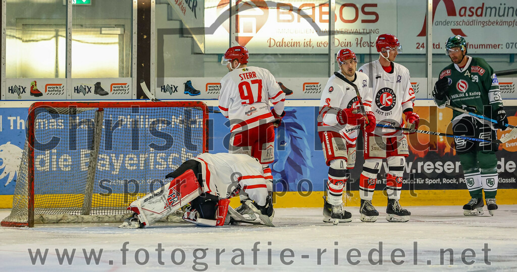 2023-09-10_035_TSV_Erding_gegen_EHC_Klostersee | Erding, Deutschland, 10.09.2023:
Eishockey, Bayernliga 2023 / 2024, Testspiel, TSV Erding gegen EHC Klostersee, Endergebnis: 10:1

Torwart Daniel Arendas (EHC Klostersee, #3), Sebastian Sterr (EHC Klostersee, #97), Thomas Plihal (Erding Gladiators, #39)

Foto: Christian Riedel / fotografie-riedel.net