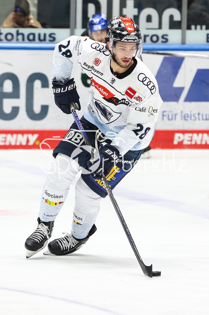 Augsburger Panther - ERC Ingolstadt | Daniel SCHWAIGER (ERC #28) am Puck / Freisteller / Einzelfoto