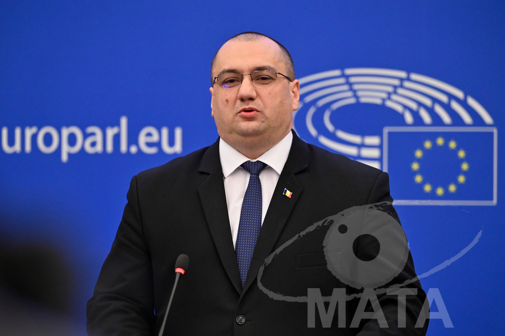 _DWI0021 | Politiker Cristian Terhes bei einer Pressekonferenz zum Thema ' Alarmierende Statistiken zu den Folgen des COVID-Lockdowns' im Europäischen Parlament. Straßburg, 18.01.2023 - Realisiert mit Pictrs.com