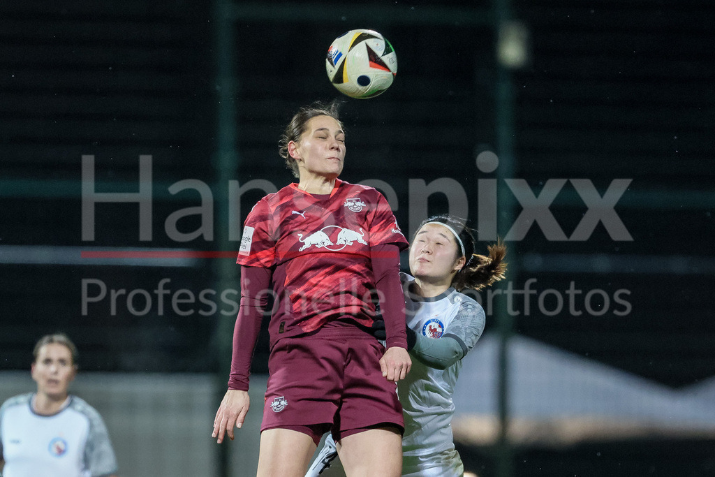 Fussball, Google Pixel Frauen-Bundesliga, RB Leipzig - 1. FFC Turbine Potsdam | v.li.: Giovanna Hoffmann (RB Leipzig, 7) und Sara Ito (1. FFC Turbine Potsdam, 14) im Kopfballduell, Kopfball, Zweikampf, Action, Aktion, Spielszene, DIE DFB-RICHTLINIEN UNTERSAGEN JEGLICHE NUTZUNG VON FOTOS ALS SEQUENZBILDER UND/ODER VIDEOÄHNLICHE FOTOSTRECKEN. DFB REGULATIONS PROHIBIT ANY USE OF PHOTOGRAPHS AS IMAGE SEQUENCES AND/OR QUASI-VIDEO.