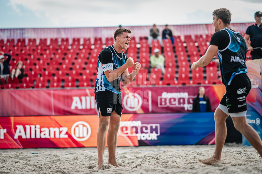 Sportart | Geschlecht | Saison 2022/2023 | Liga | Team1 vs. Team2 | TT.MM.JJJJ | Luis Kubo (links) jubelt