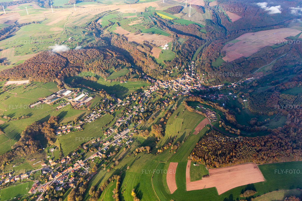 Vue aérienne: Vue de la ville à Walschbronn dans le département Moselle, France. Photo: IMG_143781.jpg prise le 26/10/2024 par Werner Riehm/FLY-FOTO.euRésolution de l'original: 4662 x 3108 px