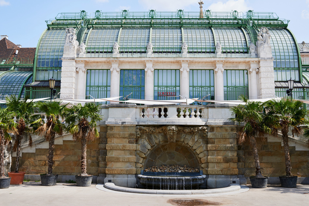 Cafe Palmenhaus, Vorderansicht | Wien, Austria - August 22, 2017: Cafe Palmenhaus, Vorderansicht. - Realisiert mit Pictrs.com