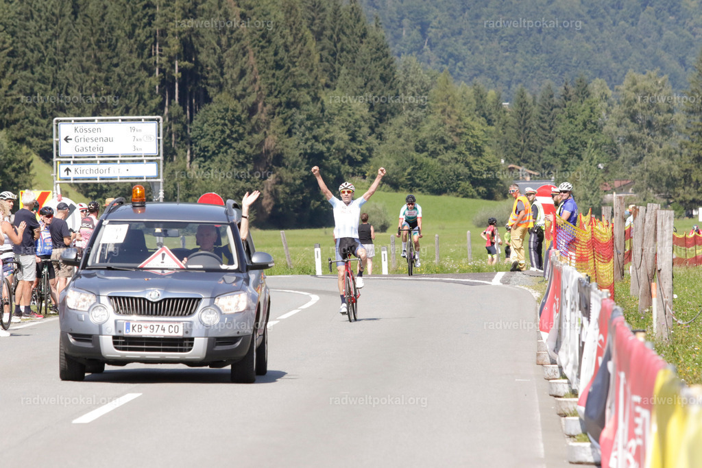 910_20230817_Bewerb_Maenner_Muehlanger | AUT - OESTERREICH, 2023-08-16: SPORT RENNRAD-FAHREN - 55. INTERNATIONALER RADWELTPOKAL IN ST. JOHANN IN TIROL  - Vintage-Radrennen mit WM-Bronze-Medaillen-Siegerin Christina Schweinberger, den Teilnehmer und Alexander Baumann (vom Orginastions-Team) - TAG 2 BEWERB MAENNER IN SECHS GRUPPEN  ; Foto: Roland Muehlanger