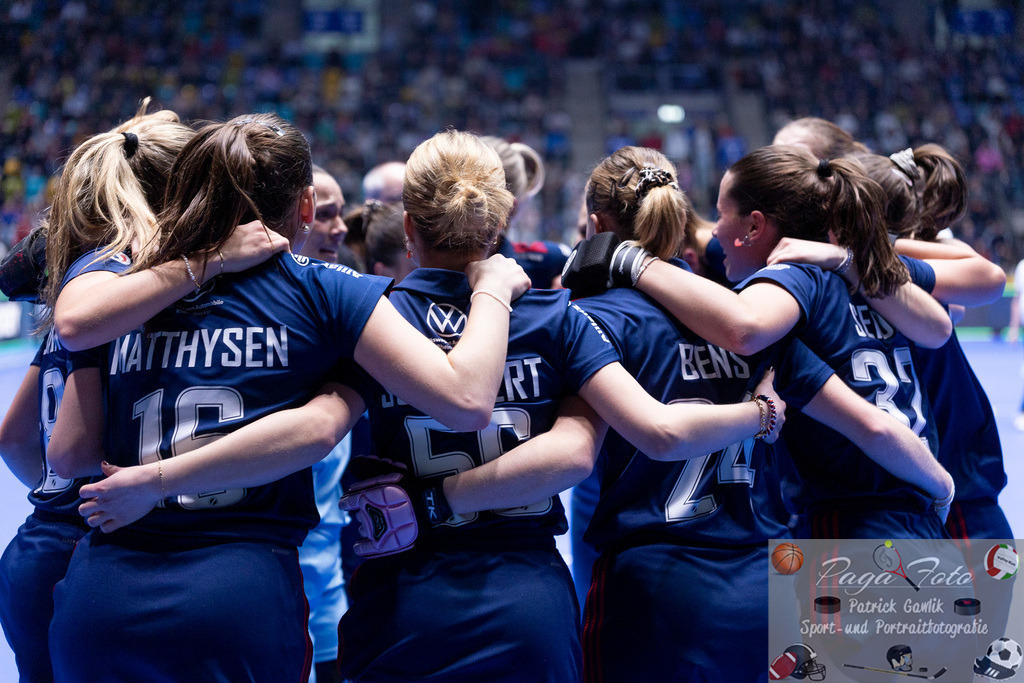 Volvo E.R.B. Final 4 Finale Frauen: Berliner HC - Mannheimer HC, 26.01.2025 | Alexine Matthysen (Mannheimer HC #16) &amp; Laura Schubert (Mannheimer HC #56) &amp; Linda Bens (Mannheimer HC #24) &amp; Carolin Seidel (Mannheimer HC #32) im Teamkreis, Berliner HC - Mannheimer HC, Frankfurt, Süwag Arena, 26.1.2025 - Realisiert mit Pictrs.com