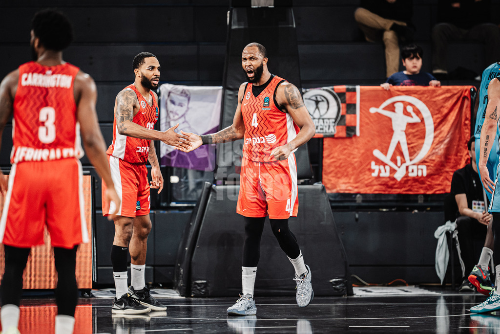 Basketball | Männer | Saison 2024/2025 | BKT EuroCup | Veolia Towers Hamburg vs. Hapoel Bank Yahav Jerusalem | 17.12.2024 | v.l. Tarik Phillip (#22, Hapoel Jerusalem) und Chris Johnson (#4, Hapoel Jerusalem) beim Jubel