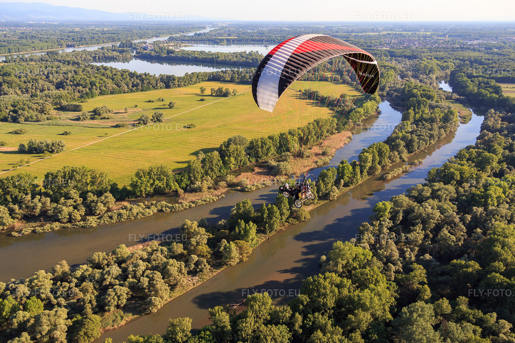 Vue aérienne: Parapentes au-dessus de la Réserve naturelle du Delta de la Sauer à Munchhausen dans le département Bas Rhin, France – .Photo: IMG_080180.jpg prise le 05/06/2015 par Werner Riehm/FLY-FOTO.eu – Résolution de l'original: 5404 x 3603 px