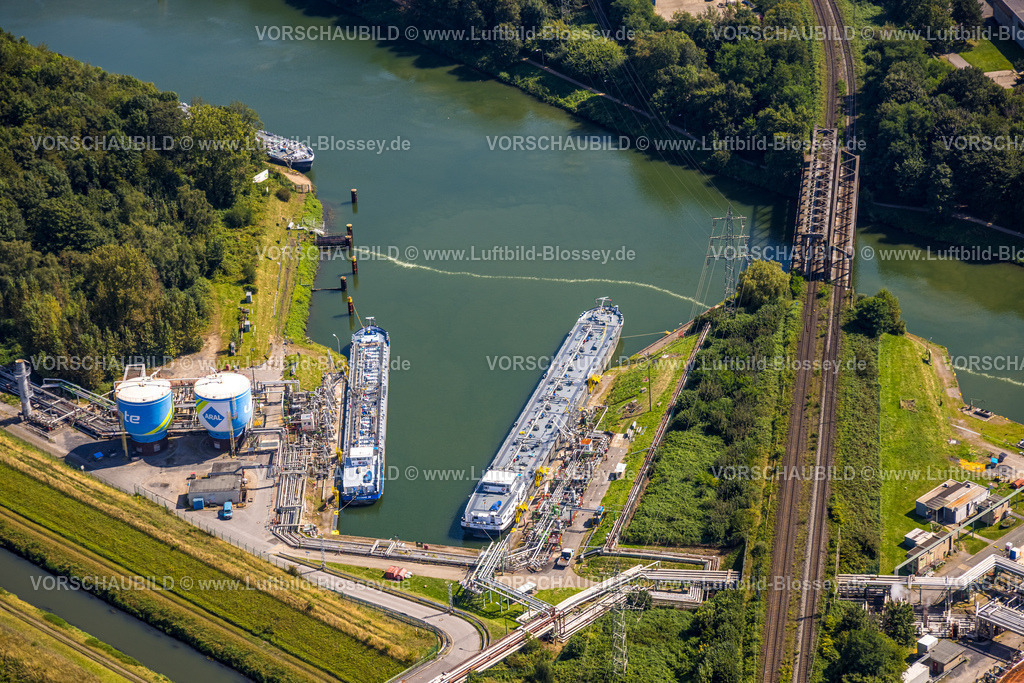 Gelsenkirchen240807211GE-Nord | Luftbild, Tankschiffe am Aral Tanklager am Rhein-Herne-Kanal, Kanalbrücke Köln-Mindener Eisenbahnlinie, Schalke-Nord, Gelsenkirchen, Ruhrgebiet, Nordrhein-Westfalen, Deutschland