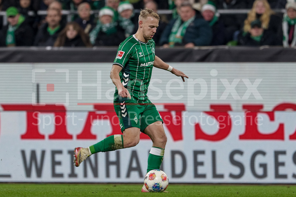Fussball, Bundesliga, SV Werder Bremen - 1. FC Köln | Marco Grüll (SV Werder Bremen, 17) am Ball, Freisteller, Einzelbild, Ganzkörper, Aktion, Action, Spielszene, DIE DFL-RICHTLINIEN UNTERSAGEN JEGLICHE NUTZUNG VON FOTOS ALS SEQUENZBILDER UND/ODER VIDEOÄHNLICHE FOTOSTRECKEN. DFL REGULATIONS PROHIBIT ANY USE OF PHOTOGRAPHS AS IMAGE SEQUENCES AND/OR QUASI-VIDEO.
