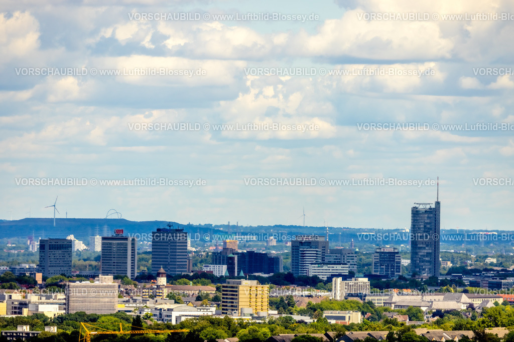 Essen220803089 | Luftbild, Skyline von Essen, mit Rathaus, Postbank Hochhaus, Evonik und Westenergie Turm, im Hintergrund die Halde Hoheward mit dem HorizonteObservatorium in Herten, Südviertel, Essen, Ruhrgebiet, Nordrhein-Westfalen, Deutschland