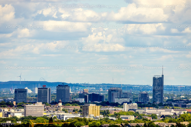 Essen220803089 | Luftbild, Skyline von Essen, mit Rathaus, Postbank Hochhaus, Evonik und Westenergie Turm, im Hintergrund die Halde Hoheward mit dem HorizonteObservatorium in Herten, Südviertel, Essen, Ruhrgebiet, Nordrhein-Westfalen, Deutschland