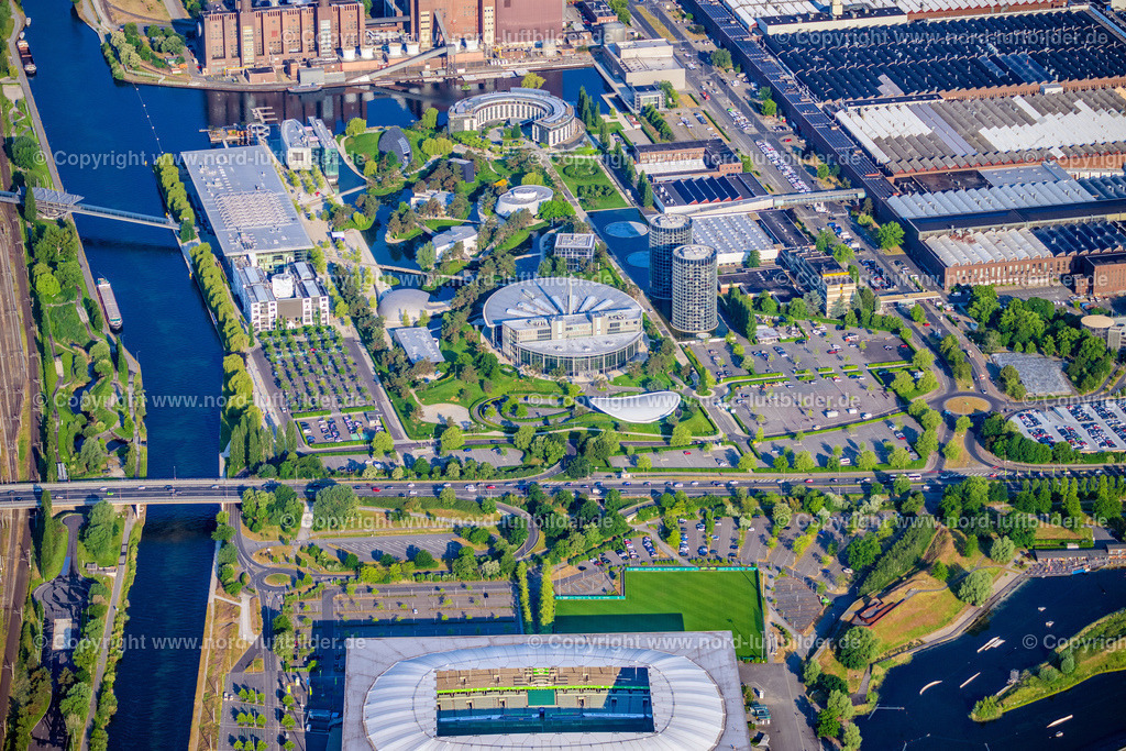 Wolfsburg_Volkswagen_Arena_ELS_0146050623 | WOLFSBURG 05.06.2023 Tourismus- Attraktion und Sehenswürdigkeit der Autostadt GmbH am Werksgelände der Volkswagen AG in Wolfsburg im Bundesland Niedersachsen, Deutschland. Weiterführende Informationen bei: Autostadt GmbH,  HENN GmbH,  SEH Engineering GmbH,  VOLKSWAGEN AG. // Tourist attraction and sightseeing Autostadt GmbH on factorysgelaende of Volkswagen AG in Wolfsburg in the state Lower Saxony, Germany. Further information at: Autostadt GmbH,  HENN GmbH,  SEH Engineering GmbH,  VOLKSWAGEN AG. Foto: Martin Elsen