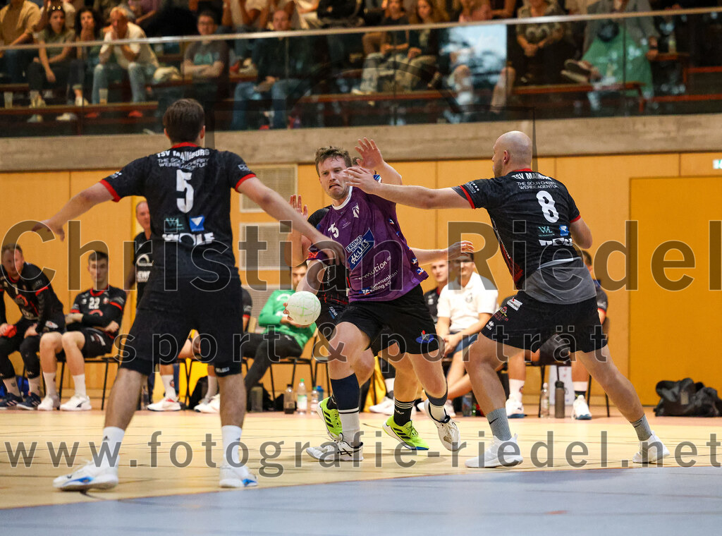 2024-09-21_087_SpVgg_Altenerding_gegen_TSV_1861_Mainburg | Erding, Deutschland, 21.09.2024:Handball, Bezirksoberliga Männer 2024 / 2025, 1. Spieltag, SpVgg Altenerding gegen TSV 1861 Mainburg, Endergebnis: 36:20Jakob Stuber (TSV 1861 Mainburg, #5), Ferdinand Menzel (SpVgg Altenerding, #75), Maximilian Heim (TSV 1861 Mainburg, #8)Foto: Christian Riedel / fotografie-riedel.net