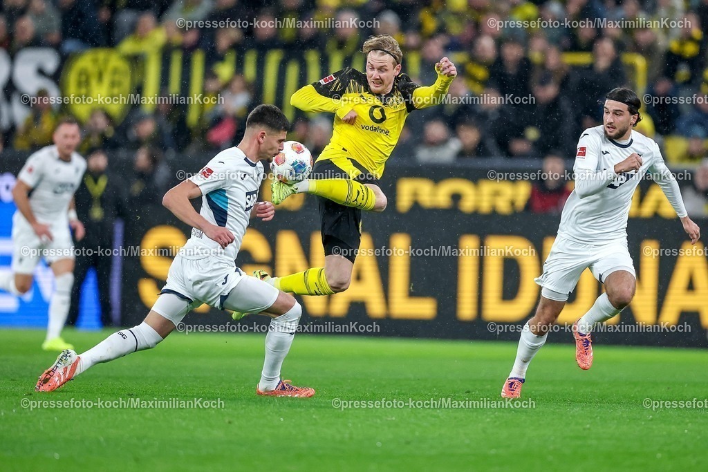 BVB07122501011 | 07.12.2025, Fußball, Borussia Dortmund - TSG 1899 Hoffenheimt, 1. Fußball Bundesliga, 13. Spieltag, Signal Iduna Park, Saison 2025 2026: Julian Brandt&nbsp;(BVB #10) im Zweikampf gegen  Albian Hajdari&nbsp;(TSG Hoffenheim #21)    DFB regulations prohibit any use of photographs as image sequences and or quasi-video.