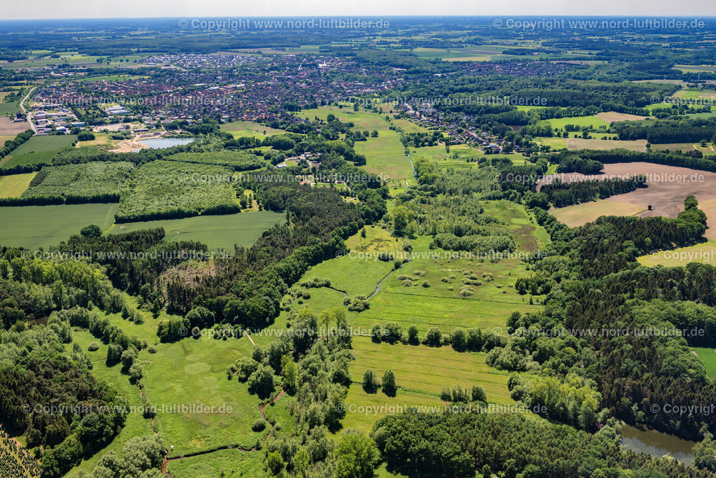Harsefeld_Auwiesen_ELS_7407030622 | HARSEFELD 03.06.2022 Grasflächen- Strukturen einer Wiesen- und Feld Landschaft in der Auen- Niederung " der Aue " in Harsefeld im Bundesland Niedersachsen, Deutschland. // Grassland structures of a meadow and field landscape in the lowland " of Aue " in Harsefeld in the state Lower Saxony, Germany. Foto: Martin Elsen
