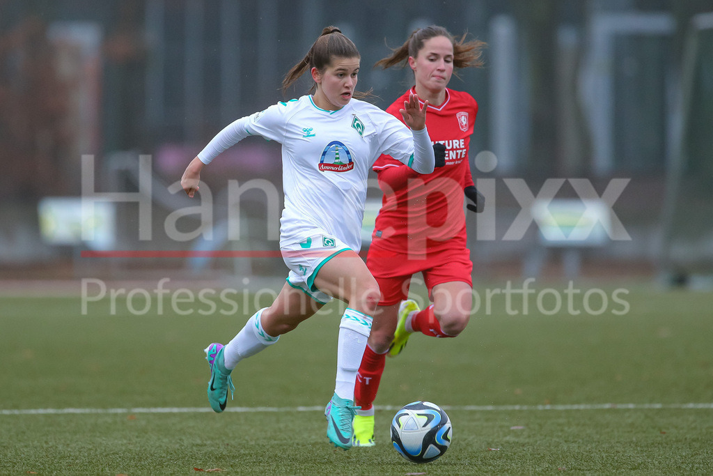Fussball, Testspiel Frauen, SV Werder Bremen - FC Twente Enschede | v.li.: Melina Kunkel (SV Werder Bremen, 29) und Marisa Olislagers (FC Twente Vrouwen, 5) im Laufduell, Zweikampf, Duell, Dynamik, Aktion, Action, Spielszene