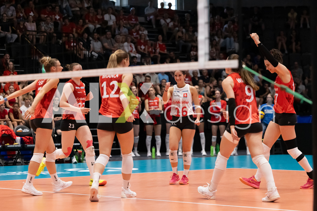 Austria v Switzerland - CEV European League Women | KRIENS, SWITZERLAND - JUNE 14: FABIANA MOTTIS of Switzerland, FABIANA BRANCA of Switzerland, MÉLINE PIERRET of Switzerland, SARINA WIELAND of Switzerland, JULIE LENGWEILER of Switzerland and MERET AARDEN of Switzerland celebrating during the CEV European League match between Austria and Switzerland at Pilatus Arena on June 14, 2026 in Kriens, Switzerland. - Realisiert mit Pictrs.com