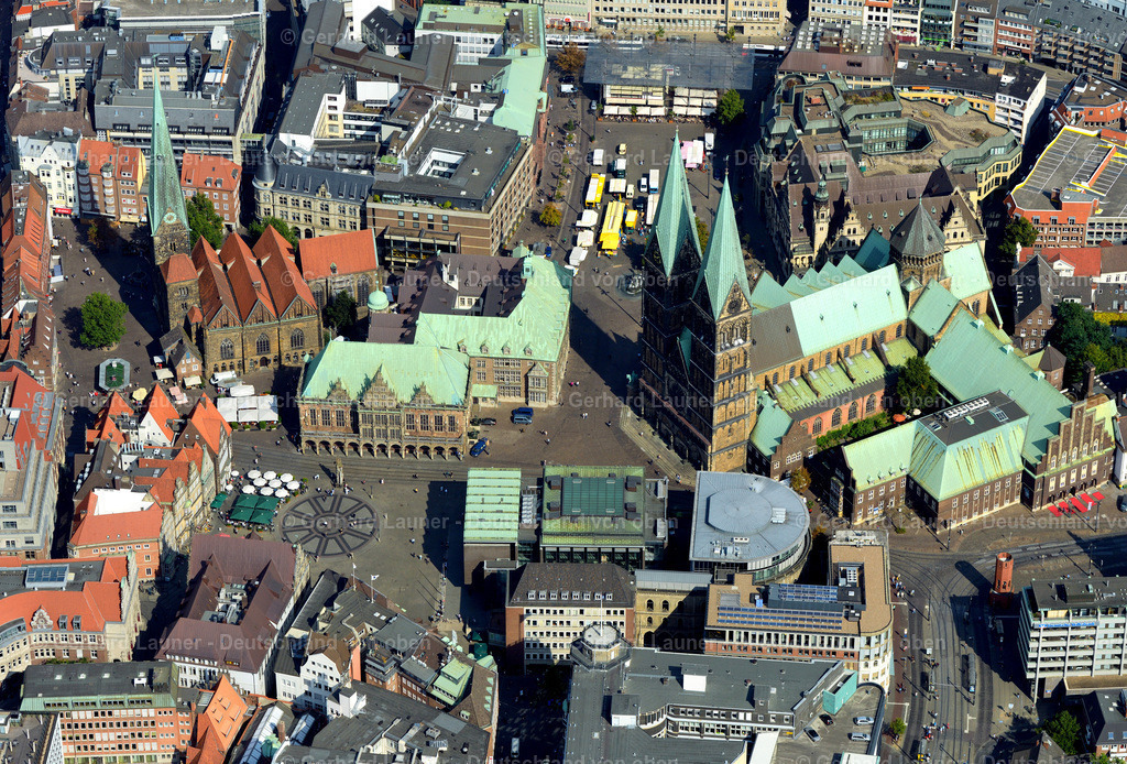 3293630 | BREMEN 01.06.2020 Kirchengebäude des St.-Petri- Dom und Rathaus am Domshof in der Altstadt von Bremen.