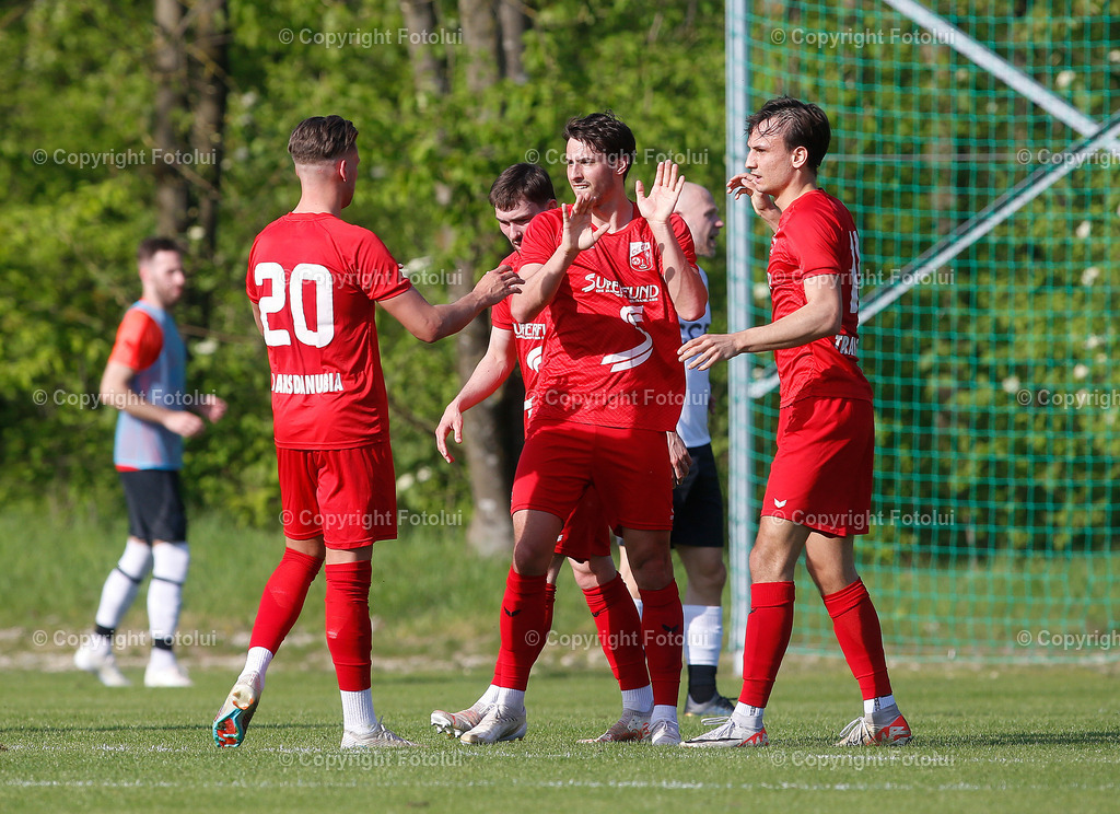A_LUI_13042024_09 | SPORT ,FUSSBALL, LL OST ASKOE OEDT 1B-ATSV NEUZEUG 13.04..2024 IM BILD:DIE SPIELER BEJUBELN DEN TORSCHUETZEN ZUM 1:0 GASPER KOROITNIK (OEDT1B)  FOTO:FOTOLUI