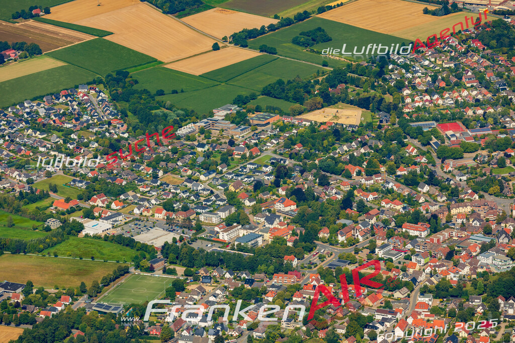 Luftbild der Stadt Enger - Die Luftaufnahme wurde 2025 vom UL-Flugzeug heraus erstellt ( keine Drohne ) - Hochauflösende Luftaufnahme - für professionelle Ausdrucke geeignet. Die Geschenkidee !Hier alle&nbsp;Infos zur Lizenzierung der LuftaufnahmeWir fliegen auch dieses Jahr wieder in Ihre Region um Luftbilder zu erstellen.- Luftbild anfragen