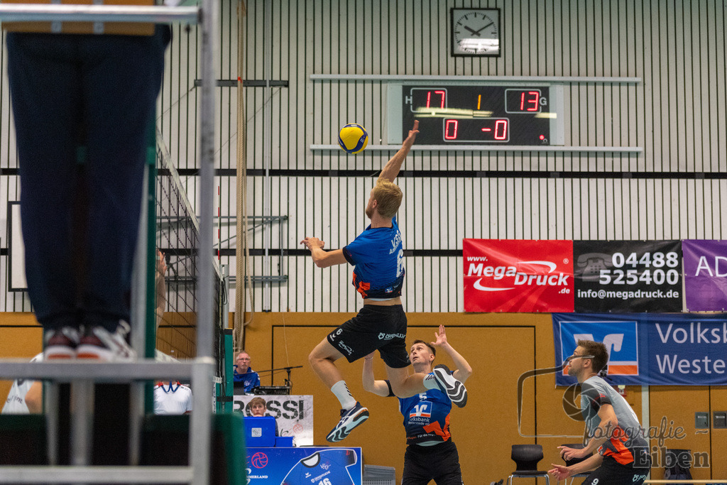 VSG Ammerland-TV Baden | Volleyball-Regionalliga; VSG Ammerland (blau)-TV Baden (weiß) am 19.10.2024; in Bad Zwischenahn (Sporthalle Schullerstraße), Photo: Philip Eiben 2024 - Realisiert mit Pictrs.com