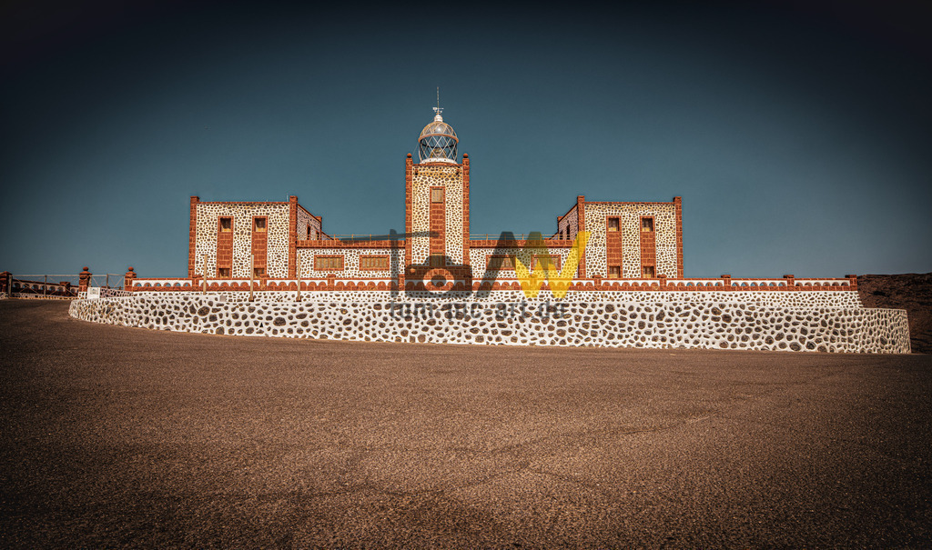Der Faro de la Entallada------Leuchtturm auf Fuerteventura | Der Leuchtturm befindet sich an der Steilküste in einer Höhe von 185 m.  Atypisch für diesen Leuchturm ist der relativ keine Laternenturm. - Realisiert mit Pictrs.com