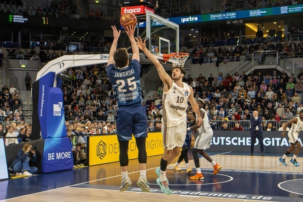 21.04.2024, easy Credit BBL, Basketball Bundesliga, 29. Spieltag): MLP Academics Heidelberg gegen FC Bayern (Endstand 89:82). Justin Jaworski (25, Academics Heidelberg) nimmt den Wurf, Leandro Bolmaro (10, FC Bayern) versucht zu blocken | 21.04.2024, easy Credit BBL, Basketball Bundesliga, 29. Spieltag): MLP Academics Heidelberg gegen FC Bayern (Endstand 89:82). Justin Jaworski (25, Academics Heidelberg) nimmt den Wurf, Leandro Bolmaro (10, FC Bayern) versucht zu blocken - Realisiert mit Pictrs.com