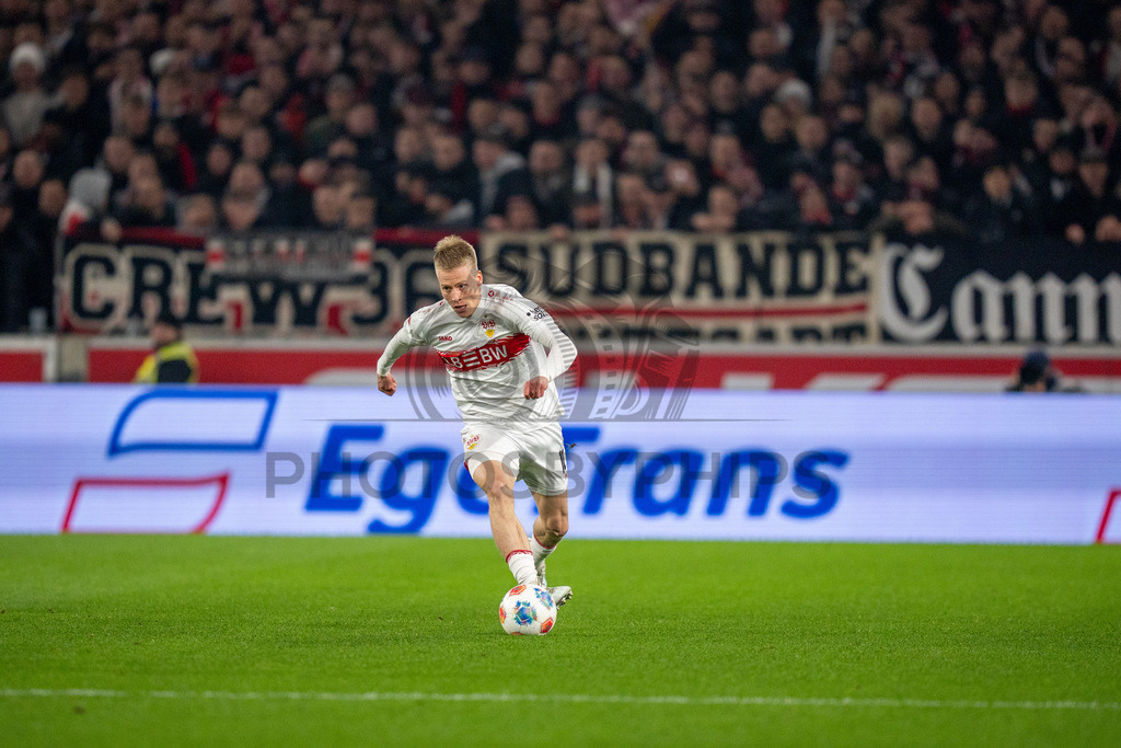 VfB Stuttgart vs. RB Leipzig, Fussball, 1. Bundesliga, 26. Spieltag, 15.03.2026 | Chris Fuehrich (VfB Stuttgart, #10) am Ball,VfB Stuttgart vs. RB Leipzig, Fussball, 1. Bundesliga, 26. Spieltag, 15.03.2026Foto: photosbyphips/Philip Ziegler
