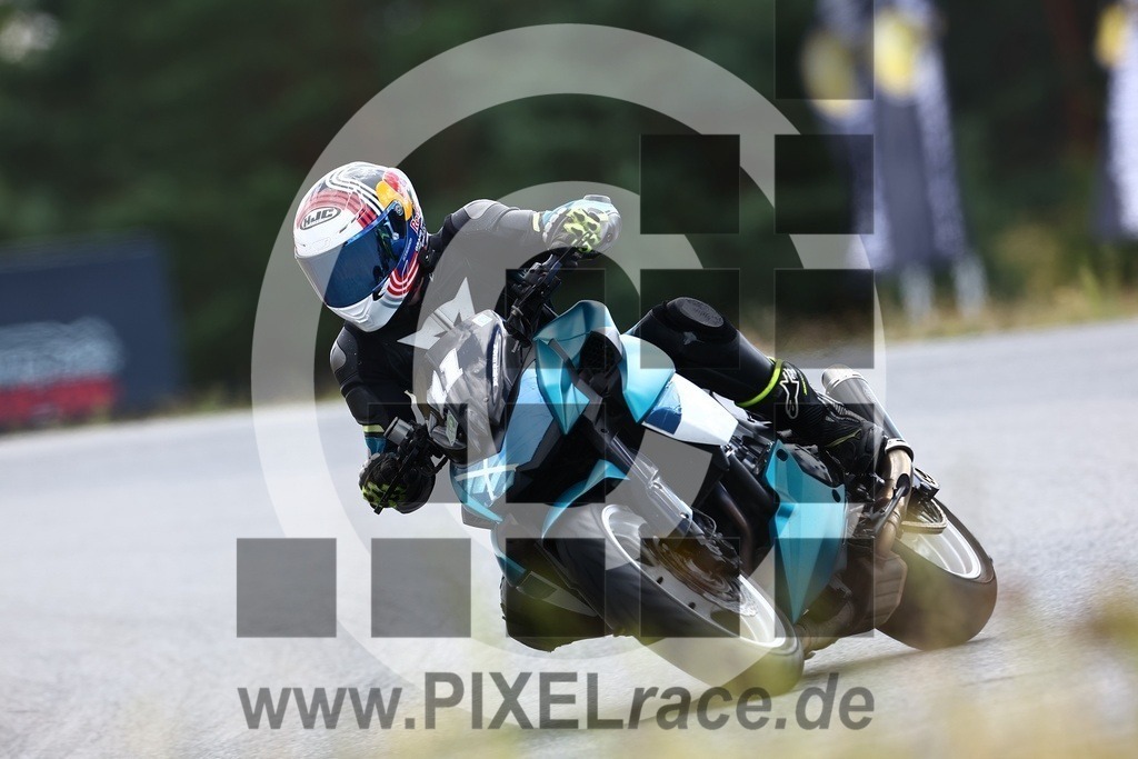 0011-20240805_02580 | Schöne Erinnerungen an spannende Momente - das festzuhalten ist unser Job. PIXELrace.de ist seit 2003 auf den Rennstrecken Europas unterwegs um die Action draußen beim Fahren und die wunderbare Stimmung imm Fahrerlager für euch einzufangen.