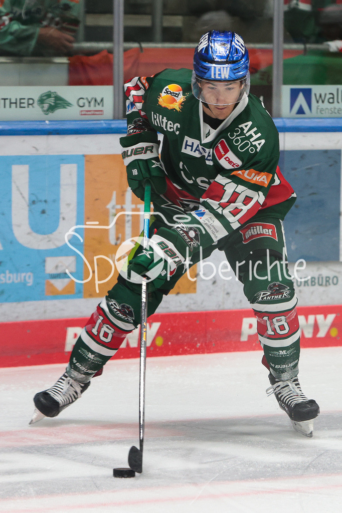 Augsburger Panther - Klagenfurter AC | Antoine MORAND (AEV #18) am Puck / Freisteller / Einzelfoto
