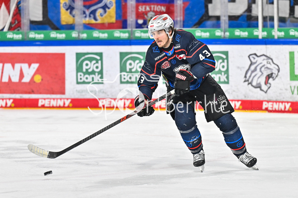 Nürnberg Ice Tigers - Augsburger Panther | NUREMBERG, GERMANY - 23. JANUARY: am Puck Greg MEIRELES (Nürnberg Ice Tigers 43) / Einzelfoto / Freisteller während dem Match zwischen den Nürnberg Ice Tigers und den Augsburger Panthern am 42. Spieltag der Penny DEL in der PSD Bank Nürnberg Arena