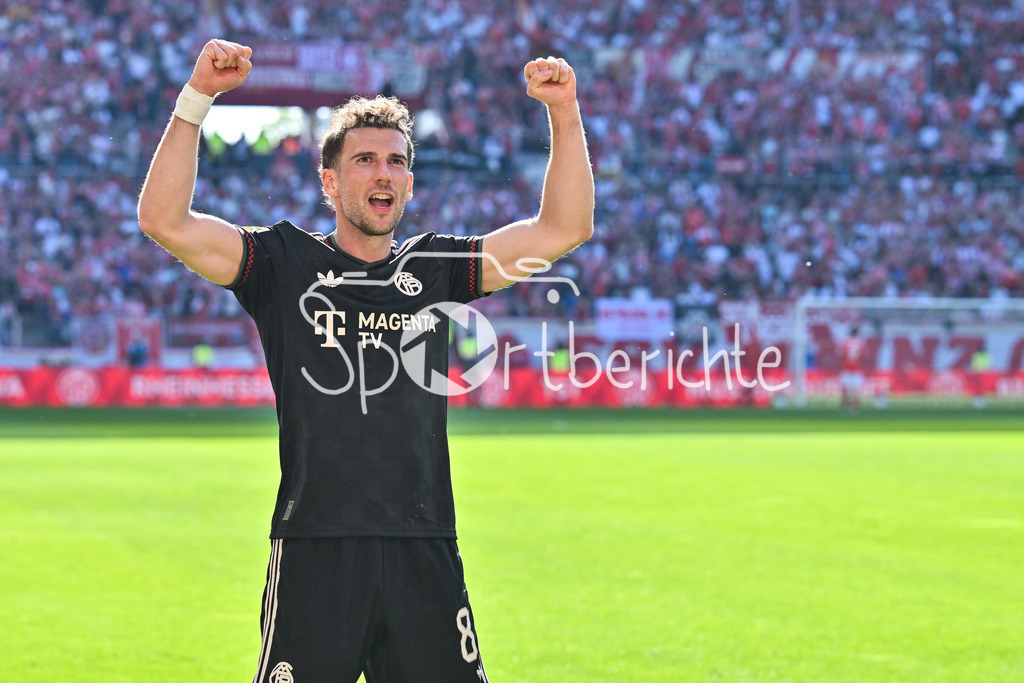 1. FSV Mainz 05 - FC Bayern München | MAINZ, GERMANY - 25. APRIL: die Spieler der Bayern feiern zusammen mit den Fans den Sieg in Mainz nach dem Bundesligamatch zwischen dem 1. FSV Mainz 05 und dem FC Bayern München am 31. Spieltag in der MEWA Arena / DFL REGULATIONS PROHIBIT ANY USE OF PHOTOGRAPHS AS IMAGE SEQUENCES AND/OR QUASI-VIDEO / Leon GORETZKA (FC Bayern Munich 8)