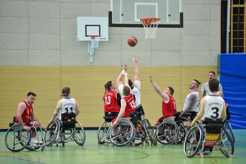 2024-03-17-0176 | Yannick Mildner (RSKV Tübingen #12), Angriff, Korbwurf; Hannes Hartung (BG Baskets Hamburg, #17), Saman Balaghi (BG Baskets Hamburg, #23),( RSKV Tübingen vs. BG Baskets Hamburg, Rollstuhlbasketball 2. Bundesliga, Saison 2023/24, 17.03.2024
Foto: Ralph Kunze - Realisiert mit Pictrs.com