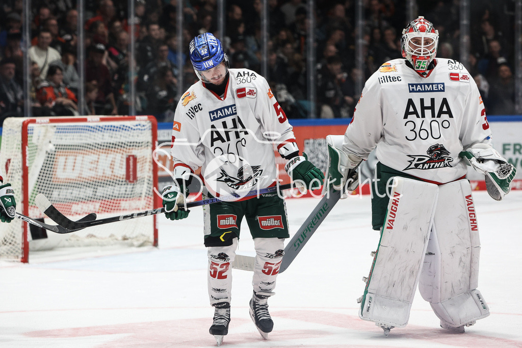 Löwen Frankfurt - Augsburger Panther | ein enttaeuschter Otso RANTAKARI (AEV #52) nach dem Ende in Frankfurt / Markus KELLER (AEV #35)