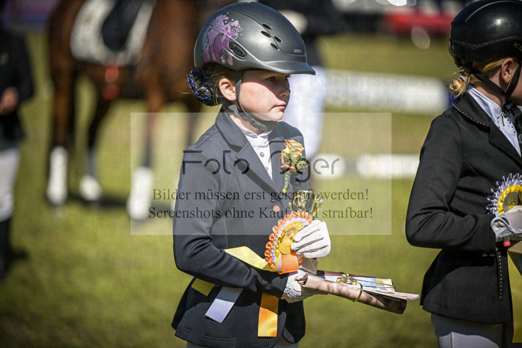 DOS_0388 | Entdecke hochwertige Reitturnierfotos von Foto Oger. Professionell, emotional und authentisch – jetzt Lieblingsmomente im Shop bestellen.Deutschlandweite Turnierfotografie. - Realisiert mit Pictrs.com