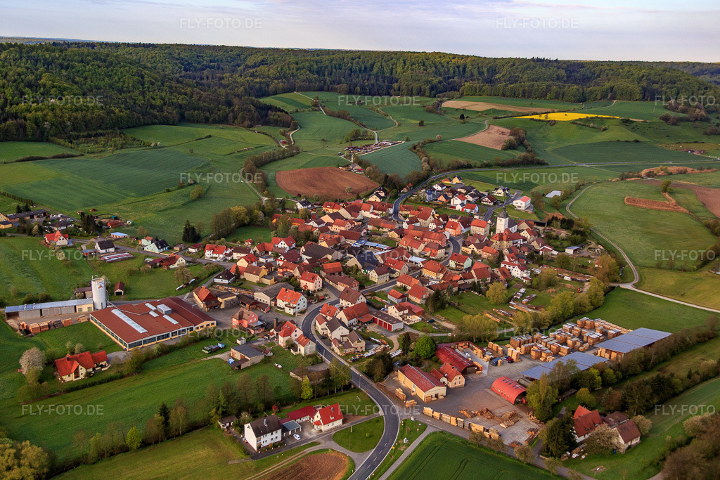 Luftbild: Ortsansicht aus Norden im Ortsteil Wustviel in Rauhenebrach im Bundesland Bayern in Deutschland. Foto: IMG_087801.jpg vom 05.05.2016 durch Werner Riehm/FLY-FOTO.de