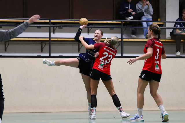 Handball I Damen I Saison 2025-2026 I Verbandsliga Süd I HSG Kalkberg 06 - MTV Dänischenhagen I 14.12.2025.198 | v.l. Hannah Zickermann (15, HSG Kalkberg 06), Klara Merle Remuß (23, MTV Dänischenhagen) - Realisiert mit Pictrs.com