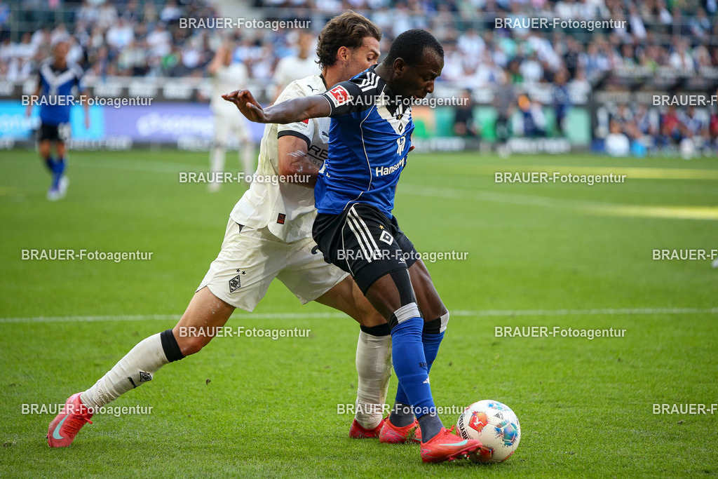 Borussia Mönchengladbach vs Hamburger SV - Bundesliga  | Mönchengladbach, Deutschland, 24.08.25:   Joseph Michael Scally (Borussia Mönchengladbach) und Jean-Luc Dompe (Hamburger SV) im Kampf um den Ball waehrend des Spiels der Bundesliga zwischen Borussia Mönchengladbach vs Hamburger SV im Stadion im Borussia Park(Foto von Brauer-Fotoagentur / Adrian Schlueter)