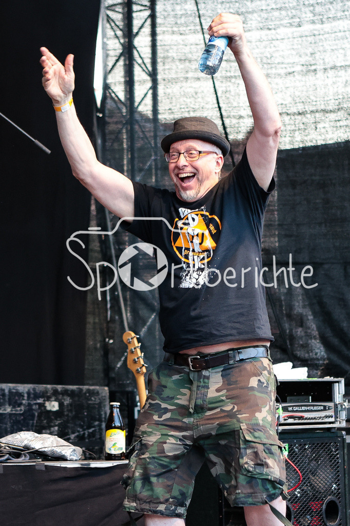 Sommer am Kiez | Mitch MAESTRO von der Band "Die Kassierer" beim Auftritt auf dem Augsburger Festival "Sommer am Kiez" in Aktion / Livemusik / Konzert / Musik / Laut / Punk / Punkmusik